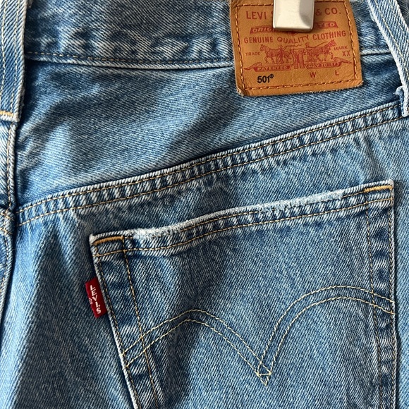 Women's Levi's 501 mid-thigh shirt, size 30, light denim - Picture 6 of 6